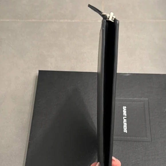 Saint Laurent Sleek Black envelope clutch - Picture 5 of 16